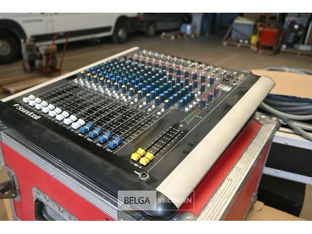 Partij geluid met o.a. mengtafel en speakers - afbeelding 4 van  11