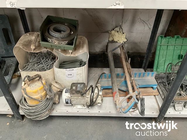 Partij gereedschap en bevestigingsmateriaal - afbeelding 1 van  9