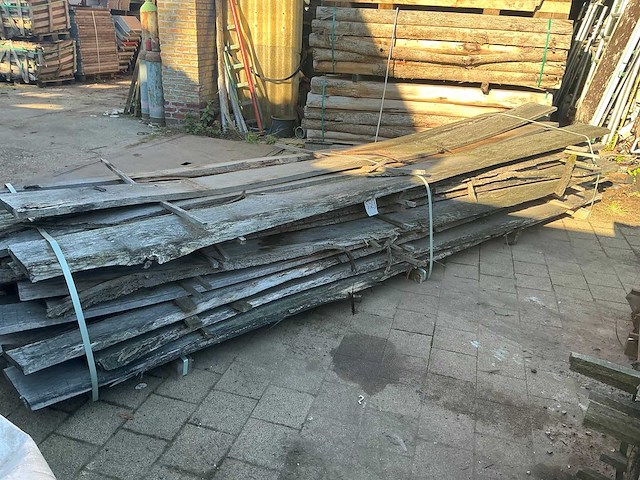 Partij gezaagde boomstamplanken eik - afbeelding 1 van  4