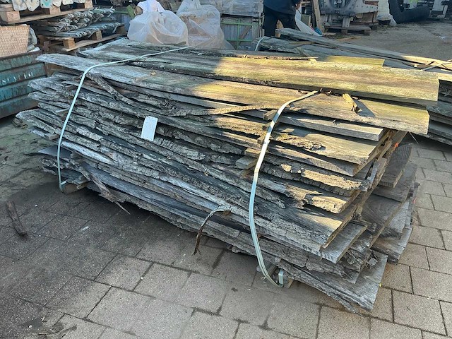 Partij gezaagde boomstamplanken eik - afbeelding 1 van  4