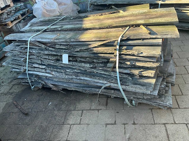 Partij gezaagde boomstamplanken eik - afbeelding 2 van  4