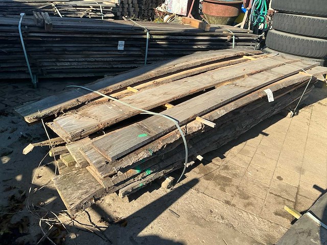 Partij gezaagde boomstamplanken eik - afbeelding 2 van  4