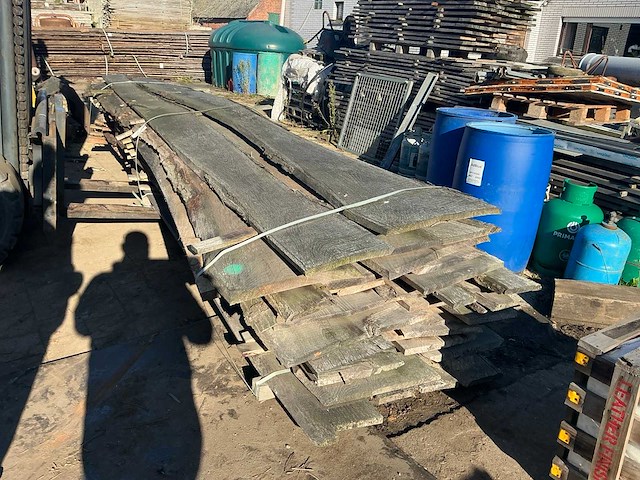 Partij gezaagde boomstamplanken eik - afbeelding 2 van  4