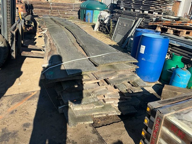 Partij gezaagde boomstamplanken eik - afbeelding 3 van  4