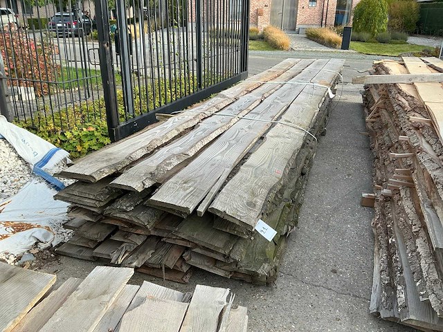 Partij gezaagde boomstamplanken - afbeelding 1 van  4