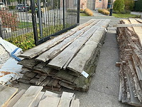 Partij gezaagde boomstamplanken