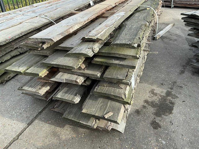 Partij gezaagde boomstamplanken - afbeelding 3 van  4