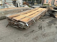 Partij gezaagde boomstamplanken