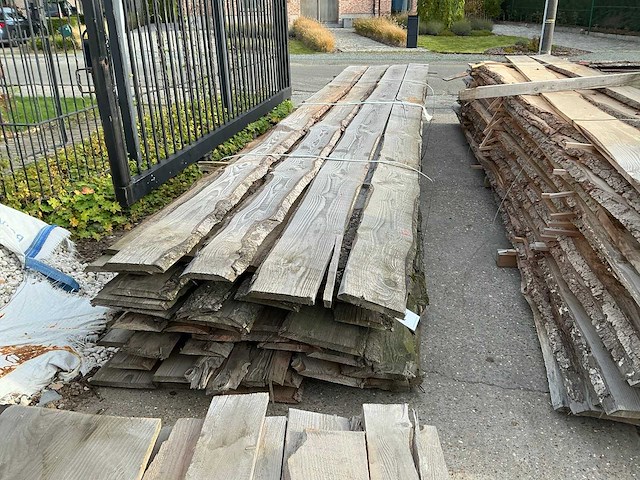 Partij gezaagde boomstamplanken - afbeelding 2 van  4