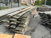 Partij gezaagde boomstamplanken