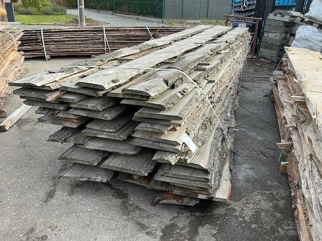Partij gezaagde boomstamplanken - afbeelding 1 van  4