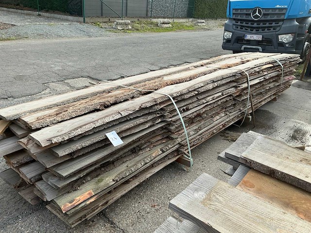 Partij gezaagde boomstamplanken - afbeelding 1 van  4