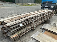 Partij gezaagde boomstamplanken