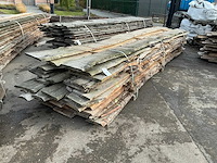 Partij gezaagde boomstamplanken