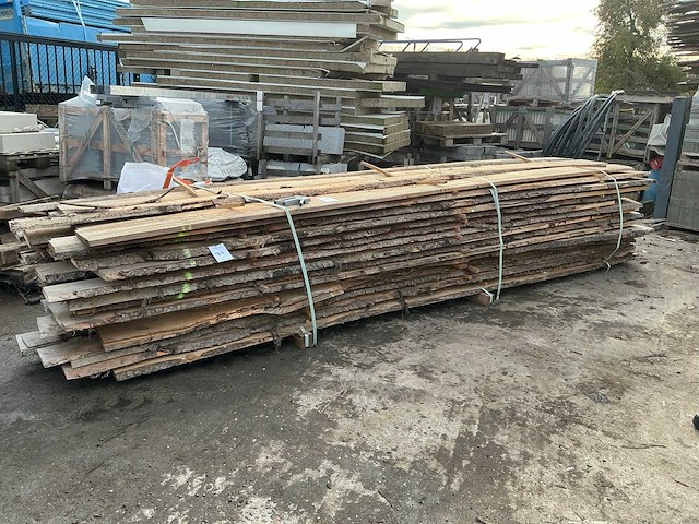 Partij gezaagde boomstamplanken - afbeelding 1 van  5