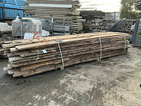 Partij gezaagde boomstamplanken