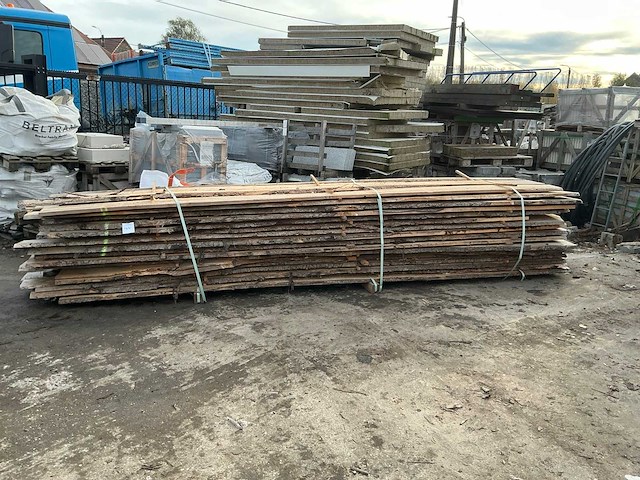 Partij gezaagde boomstamplanken - afbeelding 2 van  5