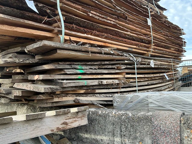Partij gezaagde boomstamplanken - afbeelding 1 van  4