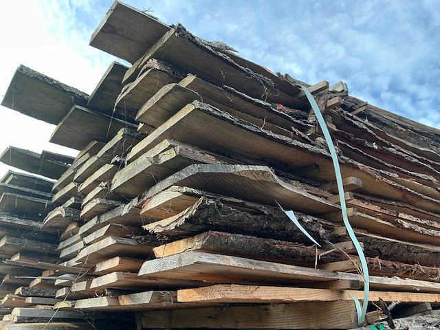 Partij gezaagde boomstamplanken - afbeelding 3 van  4