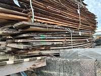 Partij gezaagde boomstamplanken