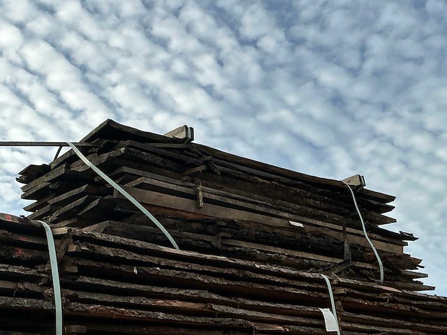 Partij gezaagde boomstamplanken - afbeelding 1 van  2
