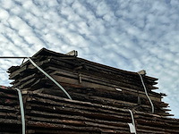 Partij gezaagde boomstamplanken - afbeelding 1 van  2