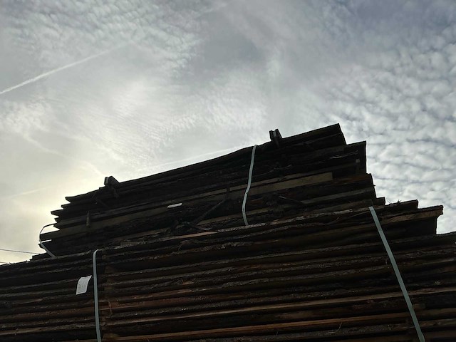 Partij gezaagde boomstamplanken - afbeelding 2 van  2