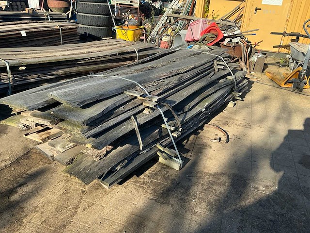 Partij gezaagde eiken planken - afbeelding 1 van  4