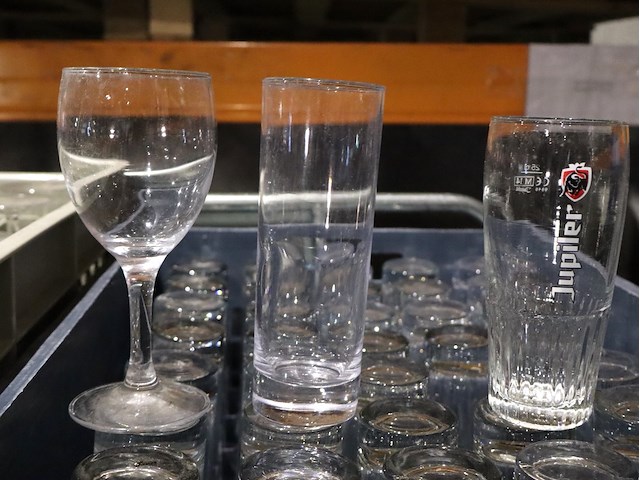 Partij glazen op kar - afbeelding 1 van  4