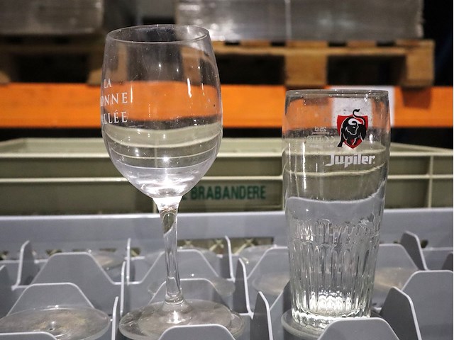 Partij glazen op kar - afbeelding 1 van  4