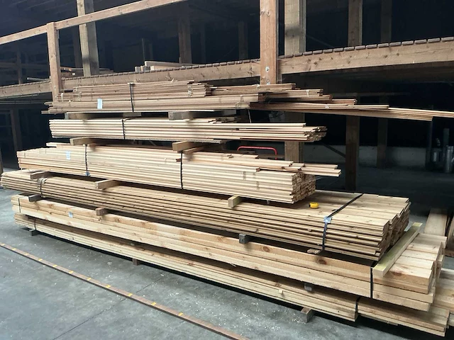 Partij grenen en ceder hout - afbeelding 1 van  6