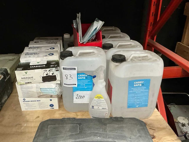 Partij handalcohol en mondmaskers - afbeelding 1 van  4