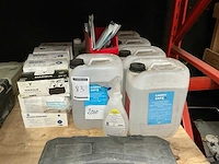 Partij handalcohol en mondmaskers - afbeelding 1 van  4