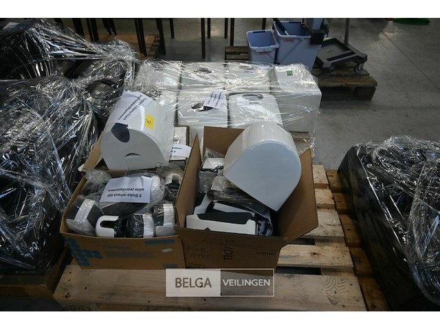 Partij handdoekroldispensers + zeepdispensers - afbeelding 1 van  8