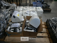 Partij handdoekroldispensers + zeepdispensers