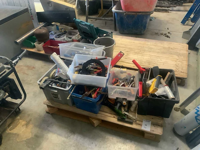Partij handgereedschap en bevestigingsmaterialen - afbeelding 1 van  11