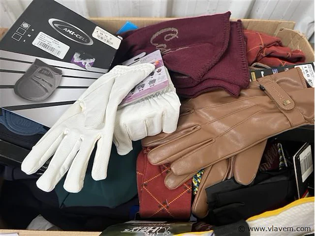 Partij handschoenen, sokken, riemen, sjaals enz. - afbeelding 2 van  3