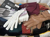 Partij handschoenen, sokken, riemen, sjaals enz. - afbeelding 2 van  3