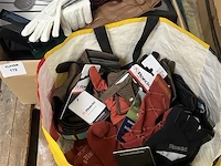 Partij handschoenen, sokken, riemen, sjaals enz. - afbeelding 3 van  3