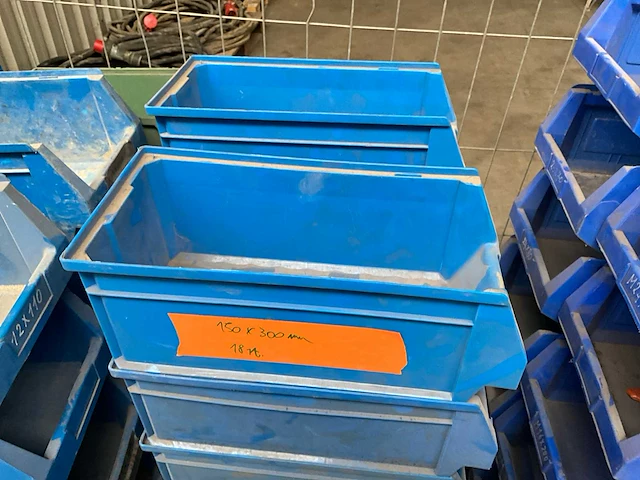 Partij hilti isolatiepluggen - magazijnsorteerbakken - ronde partytafels - afbeelding 3 van  18