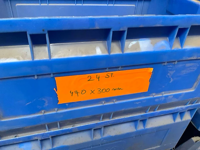 Partij hilti isolatiepluggen - magazijnsorteerbakken - ronde partytafels - afbeelding 6 van  18