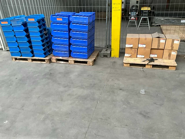 Partij hilti isolatiepluggen - magazijnsorteerbakken - ronde partytafels - afbeelding 1 van  18