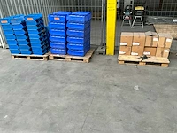 Partij hilti isolatiepluggen - magazijnsorteerbakken - ronde partytafels - afbeelding 1 van  18