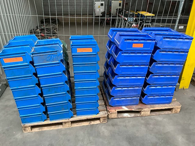 Partij hilti isolatiepluggen - magazijnsorteerbakken - ronde partytafels - afbeelding 17 van  18