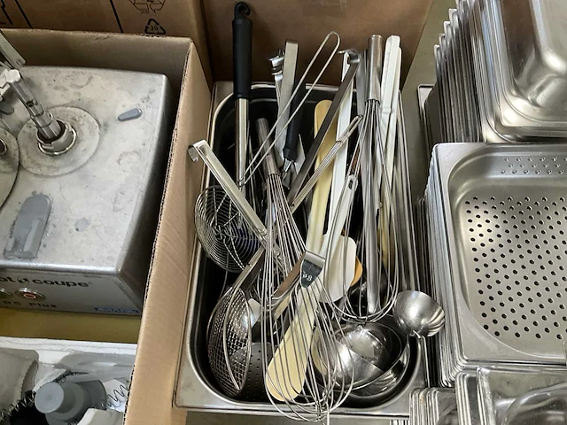 Partij horeca keukenapparaten en keuken gerief - afbeelding 19 van  36