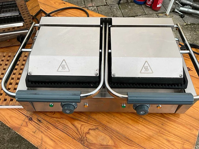 Partij horecatoestellen: dubbele friteuse, gasbrander, salamander, contactgrill - afbeelding 4 van  13