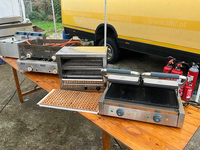 Partij horecatoestellen: dubbele friteuse, gasbrander, salamander, contactgrill - afbeelding 1 van  13