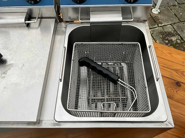 Partij horecatoestellen: dubbele friteuse, gasbrander, salamander, contactgrill - afbeelding 8 van  13