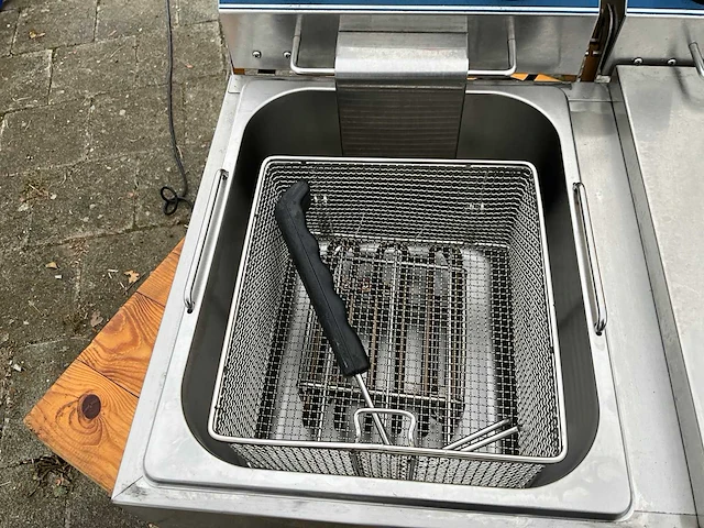 Partij horecatoestellen: dubbele friteuse, gasbrander, salamander, contactgrill - afbeelding 9 van  13