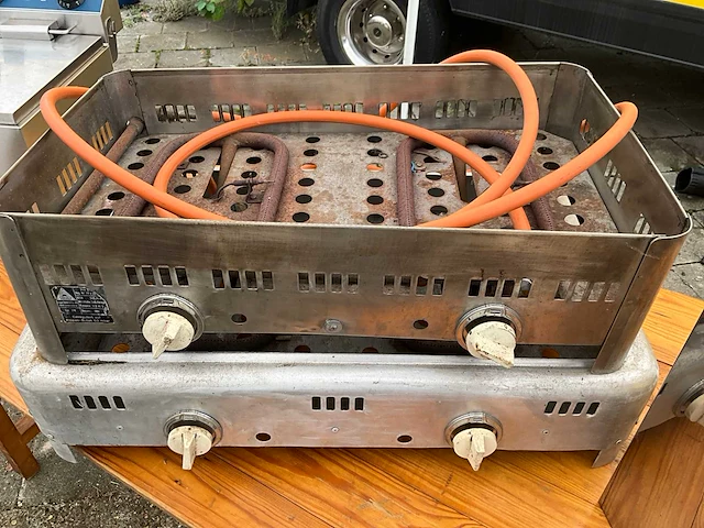 Partij horecatoestellen: dubbele friteuse, gasbrander, salamander, contactgrill - afbeelding 10 van  13